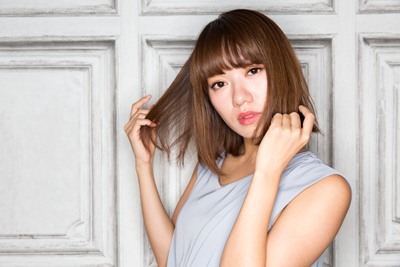 髪をさわる女性